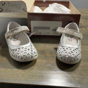 NWT Twig Girls Karen White Leather Shoes